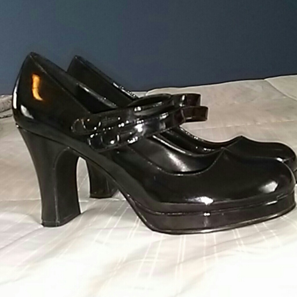 On hold HOT TOPIC patent leather mary-jane heels